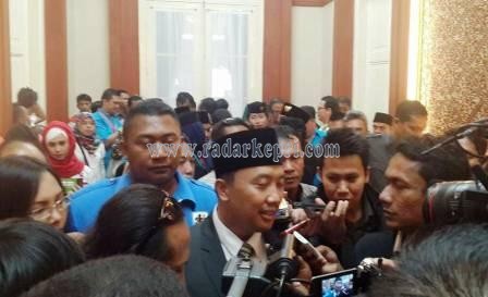 Menteri Pemuda dan Olahraga, Imam Nahrowi didampingi Ketua KNPI Kepri, Banjar Ahmad (belakang) saat peringatan Hari Sumpah Pemuda di Tanjungpinang beberapa waktu lalu.