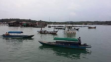 Nelayan tambang sedang mencari Subrik yang jatuh ke laut di Kampung Bugis, Minggu (01/11).