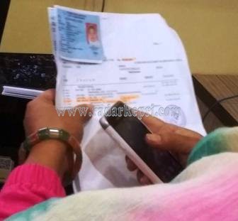 Nr saat memperlihatkan bukti penarikan uangnya disebuah ATM di Medan.