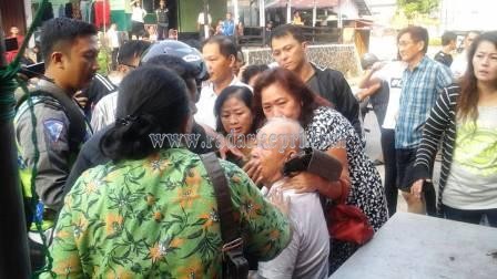 Orang tua Ayong histeris melihat toko roti anaknya terbakar.