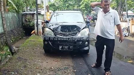 Simangunsong, pengemudi Avanza yang ditabrak dari belakang, Jumat (13/11) siang.