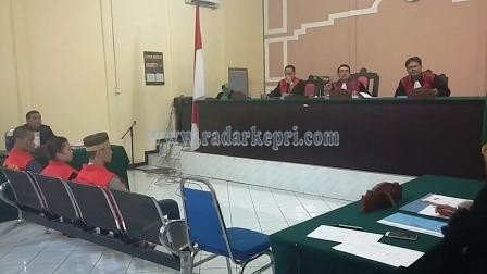 Tiga terdakwa pengedar narkoba, Indah, Apek dan Sudik saat disidangkan di PN Tanjungpinang, Rabu (11/11).