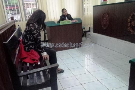 Daining Wulandari alias Dian ketika mendengar vonis 1,5 tahun penjara oleh majelis hakim PN Tanjungpinang, Selasa (15/12).