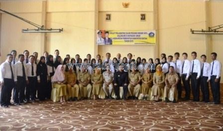 Foto bersama Penjabat Bupati Bintan dan peserta diklat Prajabatan Golongan III.