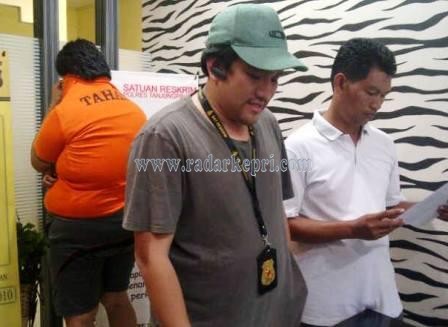 Kasat Reskrim Polres Tanjungpinang, AKP Reza Morandi Tarigan SH S Ik (mengenakan topi) dan KBO Iptu Efendi serta tersangka Ir Roedianto (mengenakan baju kaos tahanan)