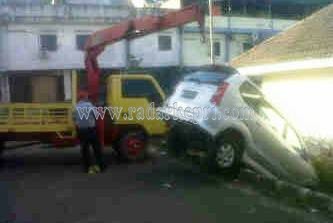 Inilah Mobil Avanza milik Darmawan yang terjun ke parit di Bintan Center, Sabtu (26/12).