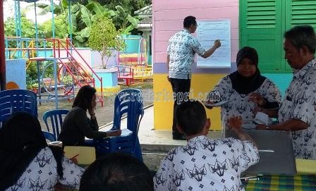 Suasana penghitungan suara di TPS 06, Kecamatan Tanjungpinang Barat.