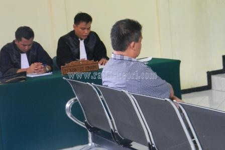 Terdakwa Rusli alias Bujang Gondrong, oknum anggota DPRD Natuna disidangkan di Pengadilan Tipikor pada PN Tanjungpinang, Selasa (01/12).