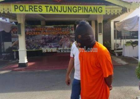 Suban (mengenakan sebo) ditangkap polisi karena menipu.