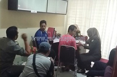 Tiga dari enam orang tersangka yang ditangkap BNN Kepri saat dilimpahkan ke jaksa, Kamis (27/01).