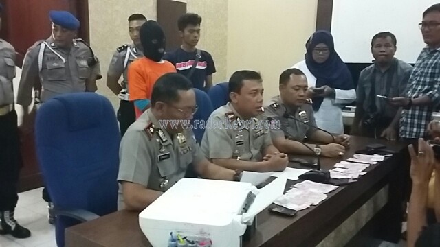 Kapolres Tanjungpinang, AKBP Kristian Parluhutan Siagian saat konfrensi pers pembuat dan pengedar Rp 50 juta uang palsu.