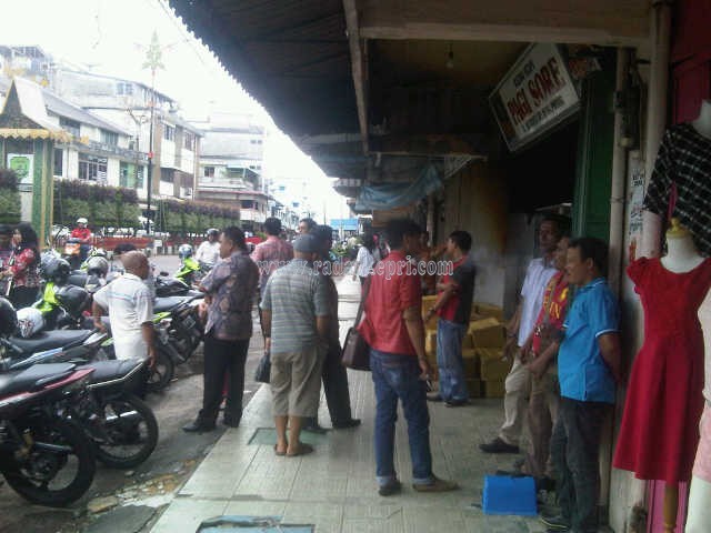 Warga penerims sembako menunggu kedatangan Walikota.