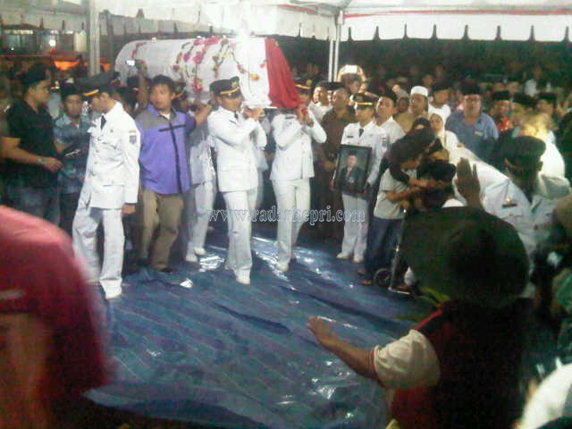 Suasana pemakaman Sekda Provinsi Kepri.