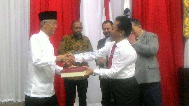 Gubernur Kepri, HM Sani dan Ketua DPRD Kepri, Jumaga Nadeak SH bersalaman usai paripurna perubahan 3 Perda.