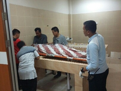 Jenazah Coky usai di visum di RSUP Kepri.