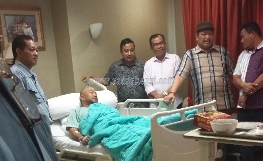 Walikota Tanjungpinang, H Lis Darmansyah SH saat di RS Awal Bros usai 24 jam dioperasi.