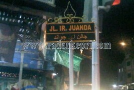 Dijalan inilah dua pengendara motor laga kambing.