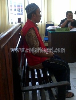 M Azhar saat disidangkan di PN Tanjungpinang.