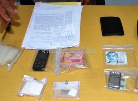 Barang Bukti Narkoba jenis Sabu-Sabu dari Malaysia yang diedarkan warga Lingga.