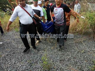 Jenazah Budi Bowo saat di evakuasi.