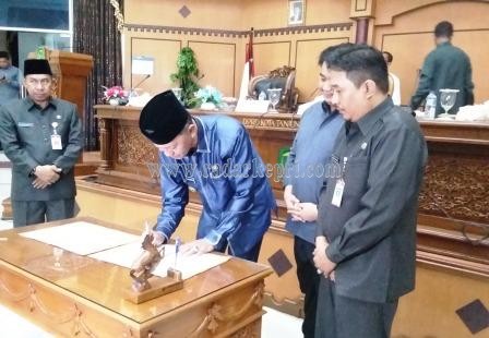 Wakil Walikota Tanjungpinang, H Syarul S Pd menandatangai naskah akademik ranperda 2016.