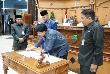 Wakil ketau I DPRD Kota Tanjungpinang, Ade Angga S IP MM menandatangan naskah akademin prolegda 2016
