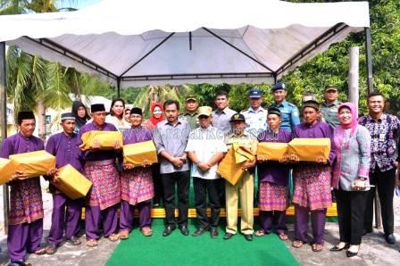 Wagub Kepri, H Nurdin Basirun foto bersama dengan warga pulau Berhala penerima sembako.