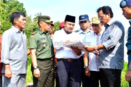 Wagub Kepri, H Nurdin Basirun saat melihat gambar pelabuhan yang akan dibangun.