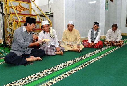 Wagub Kepri, H Nurdin Basirun saat memberiikan bantuan untuk pengurus mesjid di Pulau Berhala.
