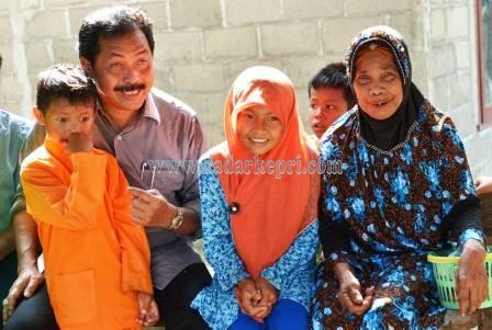 Wagub Kepri, H Nurdin Basirun bercengkrama dengan warga pulau Berhala.