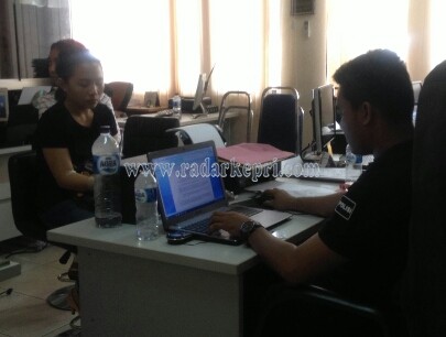 Lina saat memberikan keterangan di Polrestabes Barelang, Batam.
