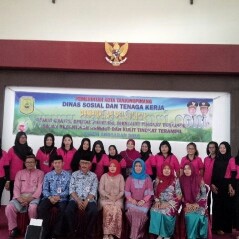 Peserta pelatihan di Dinsosnaker foto bersama sebelum mengikuti pelatihan.