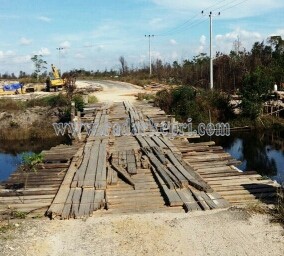 Kondisi jembatan Kelarik menuju lokasi MTQ Natuna.yang memprihatinkan.