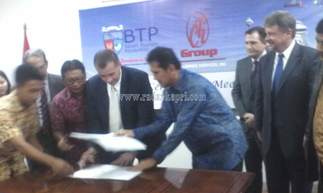 Pimpinan PT CGI Grup dan BTP Batam saat menandatangani MoU untuk pentaluran tenaga kerja ke kapal pesiar.