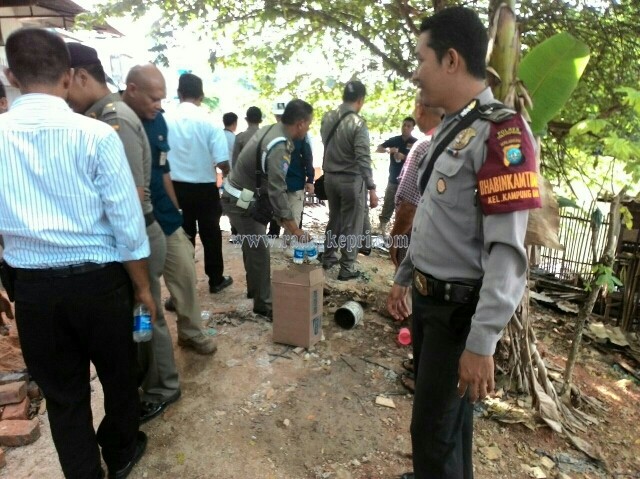 Bangunan liar yang ditertibkan satpol PP dengan pengawalan Polsek Tanjungpinang Barat, Rabu (04/05).