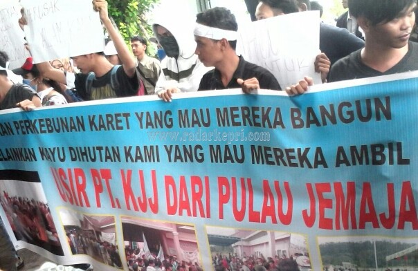 Demo mahasiswa asal Anambas di DPRD Kepri yang meminta PT KJJ diusir dan Brimob ditarik dari Jemaja, Senin (30/05).