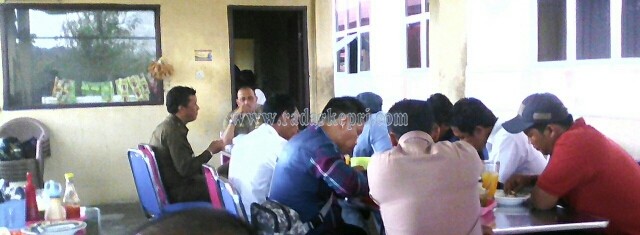 Bupati Natuma, Drs Hamid Rizal saat menggelar makan siang bersama wartawan.