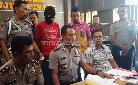 Wakapolres, Kapolsek KKP dan Kasat Narkoba saat menggelar konfrensi pers pengungkapan kasus narkoba dengan tersangka Ramizar asal Lingga, Selasa (31/05).