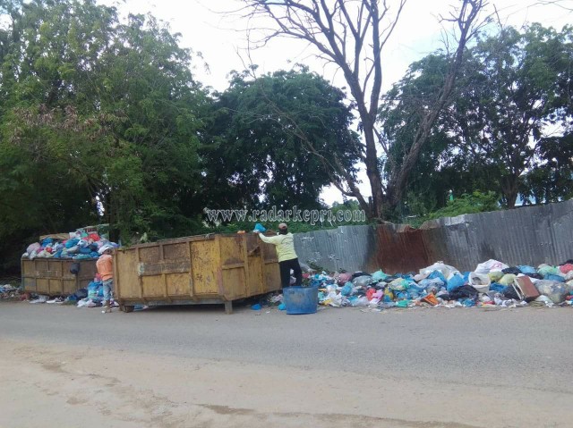 Inilah tumpukan sampah di depan perumahan Legenda Malaka, Batam.