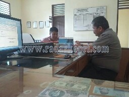 DA, kontraktor yang tertipu dan rugi Rp 15 juta saat melapor ke Polsek Tanjungpinang Timur, Kamis (09/06) sore.