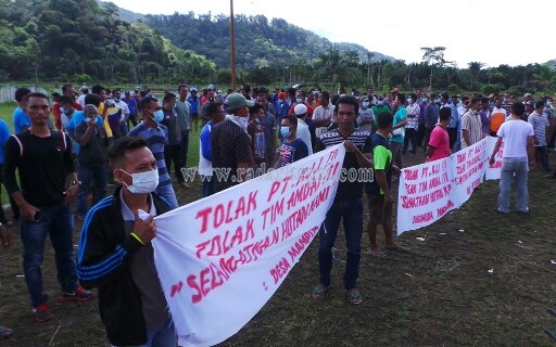 Aksi demo warga Jemaja menolak rencana PT KJJ "membabat" hutan di Jemaja Timur.