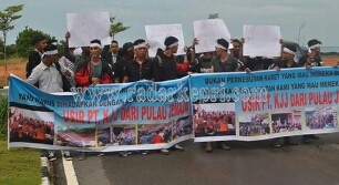 Aksi unjuk rasa mahasiswa, menolak PT KJJ.