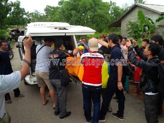 Jenazah Yanto saat dievakuasi ke ambulance untuk dibawa ke RSUP.