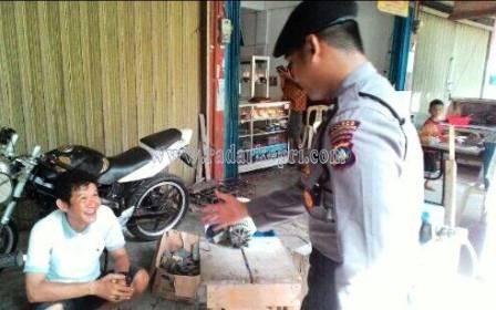 Anggota Polsek Bukit Bestari saat mendatangi TKP pencurian di Jl Pompa Air.