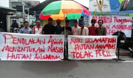 Warga Jemaja saat menggelar aksi demo di kantor DPRD Anambas menolak kehadiran  PT KJJ yang akan "membabat" kayu di Jemaja Timur.