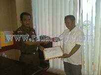 Kasidik Kejati Kepri, Zainur Arifin Syah SH menerima laporan dari ketua LSM ICTI NGO, Kuncus Simatupang, Rabu 13/07).