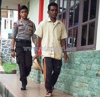 Tersangka Udin saat digiring Polisi, Sabtu (30/07) sore.