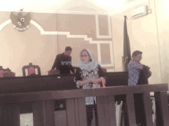 drg Fadilla usai sidang perdana di pengadilan Tipikor pada PN Tanjungpinang, Selasa (02/08).