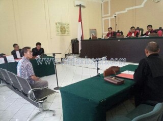 Usman Taufik saat mendengarkan tuntutan di pengadilan Tipikor pada PN Tanjungpinang, Jumat (05/08).