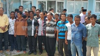 Warga Jemaja yang mendatangi kantor Bupati Anambas menolak PT KJJ.